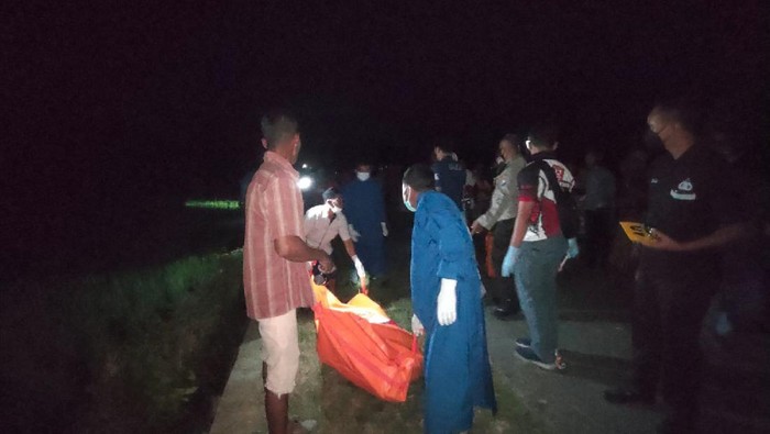 Pria di Jember ditemukan tewas dengan tubuh penuh luka bacok dan tertindih balok kayu. Kuat dugaan pria itu merupakan korban pembunuhan.