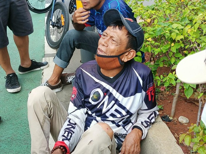 Pesepeda ramai berolahraga di Jalan Jenderal Sudirman, Jakarta Pusat (Jakpus), pagi ini. Kecelakaan antara pesepeda dengan pengendara mobil tak terhindarkan di kawasan Sudirman akibat saling berebut jalan, Minggu (31/10/2021) pagi.
