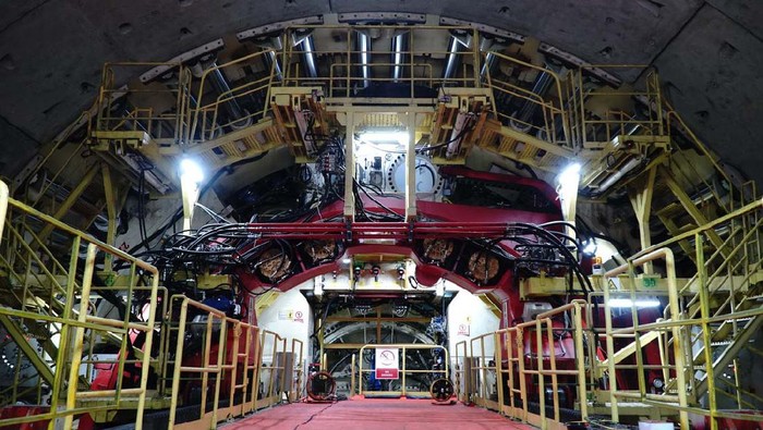 Pembangunan Kereta Cepat Jakarta-Bandung (KCJB) sudah tembus hingga 10 terowongan. Berikut penampakan bor raksasa yang berhasil melubangi terowongan untuk kereta cepat.