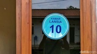 Saat detikcom bertandang ke Griya Lansia Husnul Khatimah, Sabtu (30/10/2021), siang. Trimah menempati kamar nomor 10 bersama satu penghuni lain.