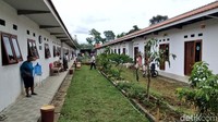 Pengelola Griya Lansia memang menjadikan satu ruang kamar untuk dihuni sebanyak dua orang. Trimah tak membantah, jika kedatangan hingga bisa tinggal di Griya Lansia karena diantar dan diserahkan oleh anak-anaknya.
