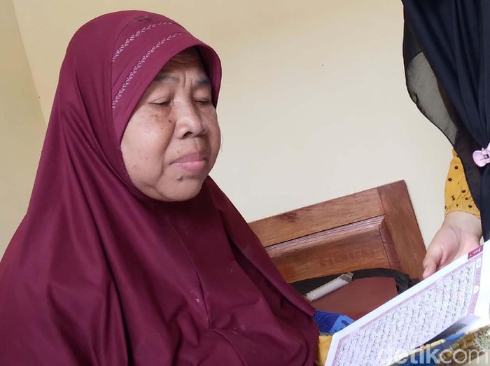 Kisah Trimah, Lansia asal Magelang, Jawa Tengah yang diserahkan ketiga anaknya ke Griya Lansia Husnul Khatimah sempat viral di media sosial. Begini kondisi Trimah.