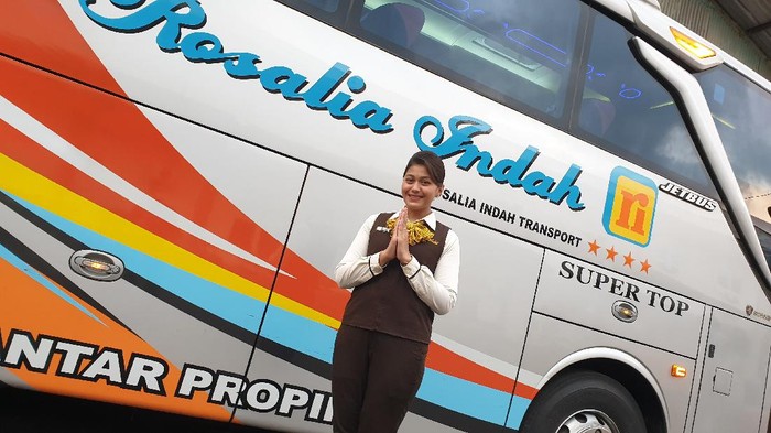 Pramugari PO Rosalia Indah