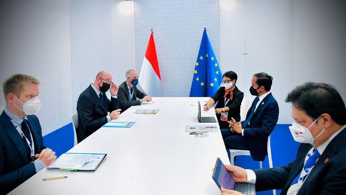 Presiden Joko Widodo (Jokowi) mengadakan pertemuan bilateral dengan Presiden Dewan Eropa, Charles Michel, di sela-sela KTT G20 di La Nuvola, Roma, Italia, pada Minggu, 31 Oktober 2021.