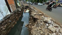 Tampak para pengendara melintas Jalan Raya Pekayon, Kota Bekasi, Minggu (31/10/2021).