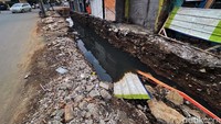 Proyek saluran air juga memutus akses para pemilik kios.
