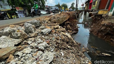 Proyek Saluran Air di Bekasi Ancam Keselamatan Pengendara