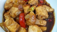 Ayam kecap Jawa populer karena rasa legit manis kecap manis yang meresap ke serat daging. Jodohnya hanya nasi putih hangat dan sedikit sambal. Ikuti cara membuatnya di resep ini. Foto: iStock