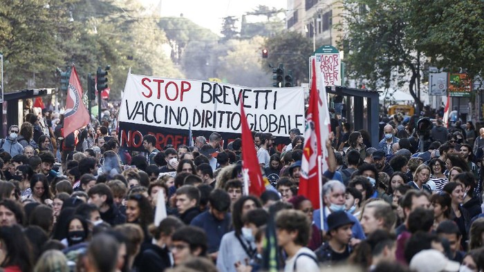 Ribuan Orang Berdemo saat KTT G20 Digelar Demonstrators light flares during a march in Rome, Saturday, Oct. 30, 2021, the day a Group of 20 summit started in the Italian capital. Factory workers, climate activists, antiglobalization campaigners, unions, feminist groups, vaccine skeptics and political extremists are seizing the opportunity to voice anger while world's leaders are gathering in town for the first time in presence since the COVID-19 pandemic started in 2019. (AP Photo/Luca Bruno)