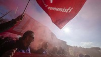Para pengunjuk rasa itu membawa plakat warna-warni, menabuhkan drum, dan menyalakan flares.
