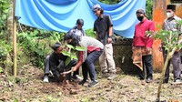 Warga berkolaborasi dengan seniman Purworejo menggelar prosesi demi prosesi sejak pagi. Berbagai acara seperti pentas seni, penanaman pohon, tebar benih ikan, dan pelepasan burung menghiasi acara di desa yang terletak di Perbukitan Menoreh itu.