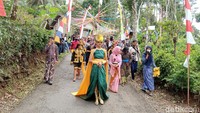 Sedangkan pada Sabtu (30/10) kemarin warga bergotong-royong melaksanakan kerja bakti dan dilanjutkan dengan sarasehan bersama anggota Polres Purworejo, diskusi komunitas, dan pembukaan pameran seni rupa.