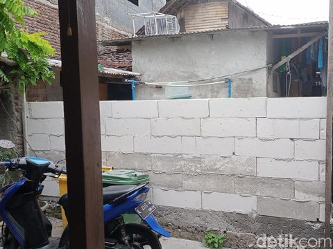 Muhammad Ridwan bingung. Warga Rungkut Menanggal, Surabaya ini bingung karena jalan keluar masuk rumahnya ditutup tembok oleh tetangganya.