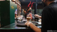 Event Halloween ini merupakan event pertama di masa pandemi COVID-19. Pada event ini juga digelar live musik. Tak hanya itu, pengelola juga menyediakan makanan khas halloween yakni muffin, mocktail dan cocktail.