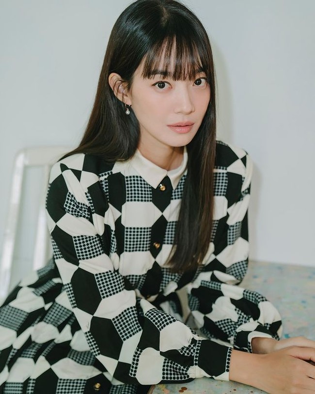 Shin Min Ah khawatir akan membuat publik bingung dengan nama lahirnya, Jang Min Ah. Dia mengganti nama keluarganya karena mirip nama model Yang Min Ah. Foto: (dok. Instagram @illusomina)