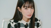 Di foto lain, ia tampil feminin mengenakan busana terusan hitam-putih. Foto: (dok. Instagram @illusomina)
