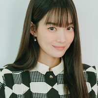 Shin Min Ah juga bagian dari artis Korea yang tidak operasi plastik. Bintang ‘Hometown Cha-Cha-Cha’ itu sudah terkenal dengan kecantikan naturalnya sejak dulu. Foto: (dok. Instagram @illusomina)