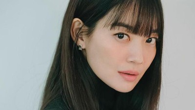 Shin Min Ah Tampil Lebih Fresh dengan Gaya Rambut Berponi