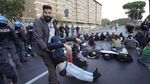 Sibuknya Polisi Italia Tangani Pendemo KTT G20
