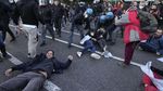 Sibuknya Polisi Italia Tangani Pendemo KTT G20