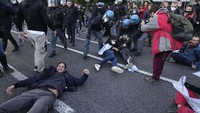 Para aktivis berbaring di jalan yang menjadi akses menuju La Nuvola, tempat KTT G20 berlangsung, Sabtu, 30 Oktober 2021.