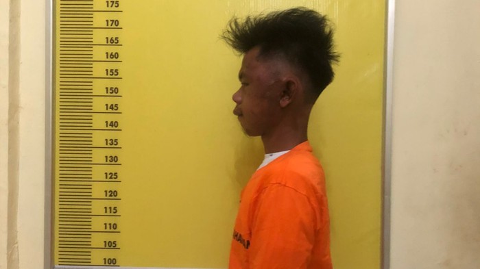 Seorang pemuda, Niko Alberto Tampubolon (21), nekat menghabisi orang tua pacarnya, Pangolop Gultom (51). Aksi itu dilakukan karena tidak mendapat restu untuk menikah.