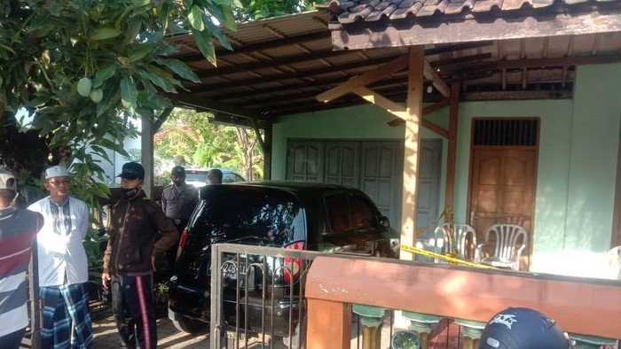 TKP penganiayaan yang menewaskan Wira Akhidiyati (33) di Purworejo. Pelaku diduga Andi Yasih (55) yang cintanya ditolak korban.