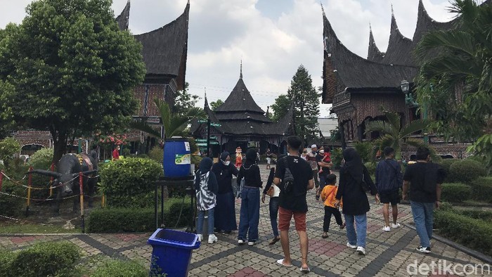 TMII Ramai Dikunjungi Warga
