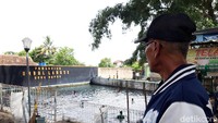 Saat mati, Umbul Langse itu pun kering kerontang. Kolam yang cukup luas yang biasanya penuh dengan air yang jernih menjadi kering.