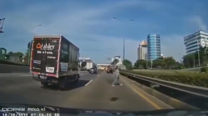 Viral Video Perempuan Nyebrang Santuy di Tol JORR Fatmawati.