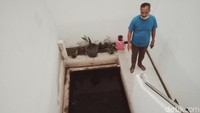 Menurut Syahruna, selain kolam, di bawah bangunan gedung bagian barat ditemukan terowongan. Terowongan tersebut bisa terlihat dari lubang di belakang kompleks Arpus. 
