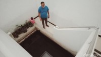 Terowongan itu, imbuh Syahruna, tidak dihancurkan saat pembangunan kantor Arpus. Justru diperkuat dengan semen di atasnya kanan kiri. 