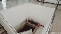 Sekretariat kantor Arpus, Damijan menjelaskan saat ditemukan pertama, kolam itu kumuh dan penuh semak. Saat penyusunan DED bangunan akhirnya dipertahankan. 