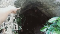 Soal terowongan, menurut Damijan, berada di barat kolam. Diduga terowongan itu merupakan saluran air kolam tersebut. Penjaga kantin, Pani mengatakan dirinya pernah melihat ular penghuni terowongan. Ukurannya cukup besar. 