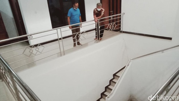 Waduh, Ada Kolam dan Terowongan Kuno di Kantor Arpus Klaten Kantor Dinas Arsip dan Perpustakaan (Arpus) Kabupaten Klaten tidak hanya meninggalkan jejak kuno gedung tua. Di kompleks kantor yang konon bekas peristirahatan raja-raja Surakarta itu terdapat kolam dan terowongan kuno.