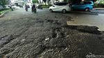 Waduh! Belum Sebulan Diperbaiki, Jalan di Bekasi Ini Kembali Rusak