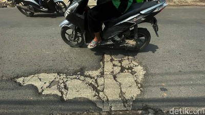 Waduh! Belum Sebulan Diperbaiki, Jalan di Bekasi Ini Kembali Rusak