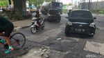 Waduh! Belum Sebulan Diperbaiki, Jalan di Bekasi Ini Kembali Rusak