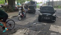 Mereka menuding pengaspalan itu dilakukan dengan tidak benar.