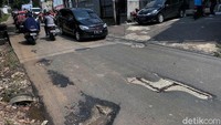 Warga melintas di jalan Parpostel Raya, Jati Asih, Kota Bekasi, Minggu (31/10/2032).
