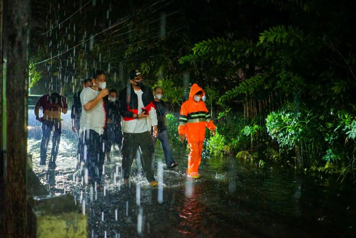 Wali Kota Medan Bobby Nasution mengunjungi Kecamatan Denai, Medan yang terdampak hujan dan puting beliung (Dok. Istimewa)