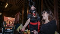 Para pekerja di restoran ini juga berkostum Halloween.