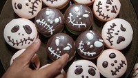Pengunjung mengambil kue bertema Halloween di restoran JHL Solitaire, Tangerang, Banten, Sabtu (30/10/2021).