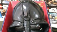 Topeng Darth Vader di Star Wars ini jauh dari imagenya yang seram dan gagah. Wajah boneka Darth Vader jadi seperti bengkak disengat lebah. Foto: Dok. Brightside/Star Wars/pikabu