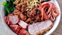 Masih di bilangan Kelapa Gading, Jakarta Utara ada Bakmi Karet Asiu. Meskipun toppingnya berlimpah tetapi semuanya punya rasa enak dan tidak berlebihan. Jangan lupa tuangkan kaldu babi yang siap menambah lezatnya bakmi ini. Foto Instagram @gagaldiett