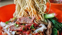 Di kawasan PIK, Jakarta Utara ada Bakmi Congsim Medan yang bisa jadi pilihan. Mie kenyal manis gurih ini disajikan dengan potongan babi panggang, pangsit rebus, sawi dan taburan bawang goreng. Foto : Instagram @foodiekeliling