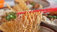 Bakmi babi satu ini terbilang legendaris, namanya Bakmi Babi Pecenongan yang kelezatannya sudah terkenal puluhan tahun. Bakmi babi versi Kalimantan ini diberi topping babi panggang, ayam kecap, babi merah, pangsit rebus dan pangsit goreng. Foto : Instagram @alwayshungry.id