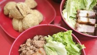 Bakmi Siantar Lina di bilangan Pluit ini sempat viral karena pemiliknya yang cantik dan seksi. Selain itu, bakmi babi di sini juga terkenal lezat dan gurih. Toppingnya tak main-main, daging babi panggang ini terbilang istimewa. Foto : instagram @bakmisiantarlina