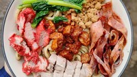 Bosan dengan topping daging babi biasa, coba mampir ke Bakmi Asiu yang punya topping daging babi panggang madu. Rasanya yang manis gurih bikin bakmi babi ini makin menggoda. Ada juga topping babi goreng, babi cincang hingga bakso babi. Foto : instagram @jktfoodmap