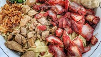 Bakmi babi satu ini mengusung gaya bakmi Medan. Ada pilihan mie mulai dari mie keriting, mie lebar hingga mie kwetiau. Bakmi disajikan dengan potongan daging babi yang tebal dan besar. Foto : instagram @iknowhowtoeat